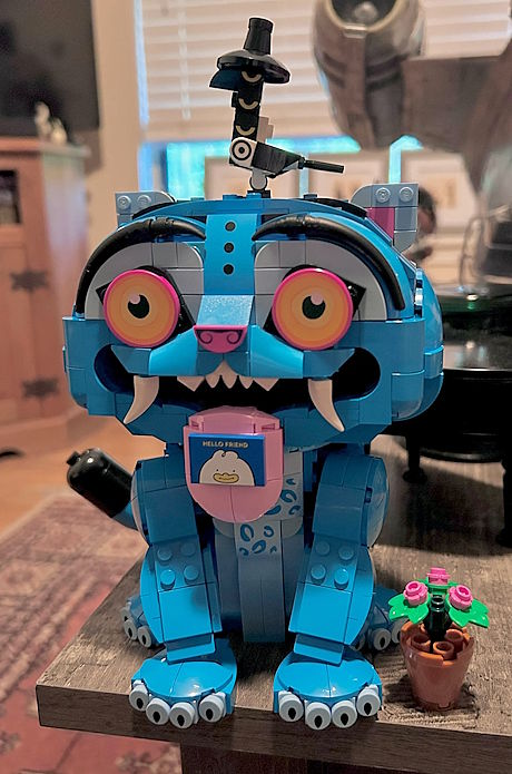 Lego Derpy the cat and Sussy the bird from Kpop Demon Hunters.